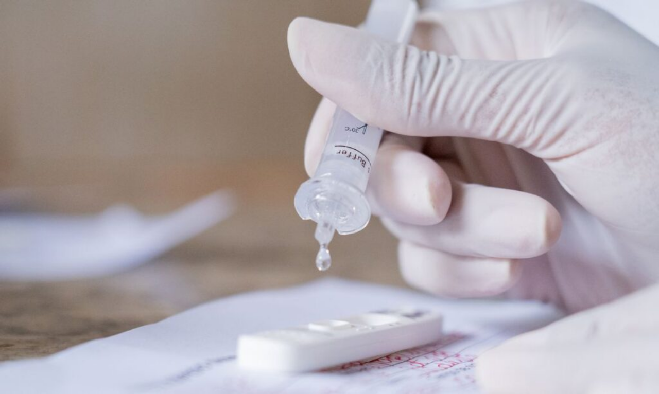 Especialistas pedem cautela no uso de testes rápidos, agora custeados por planos
