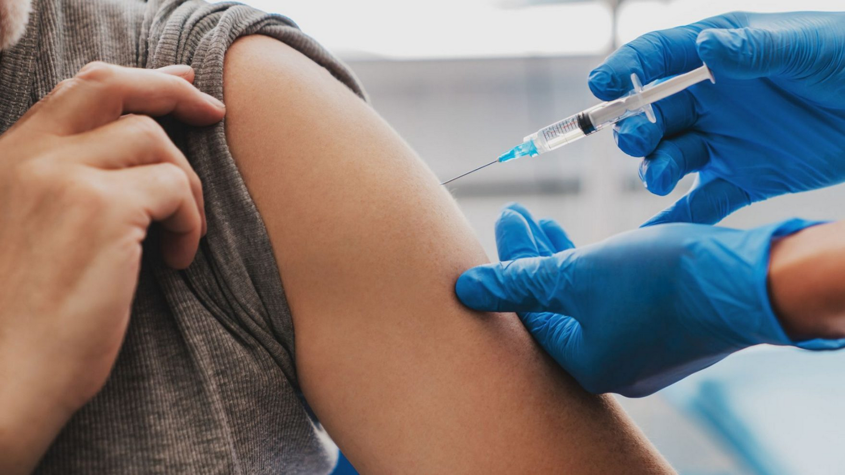 É fundamental vacinar para evitar riscos de novas variantes, diz médica